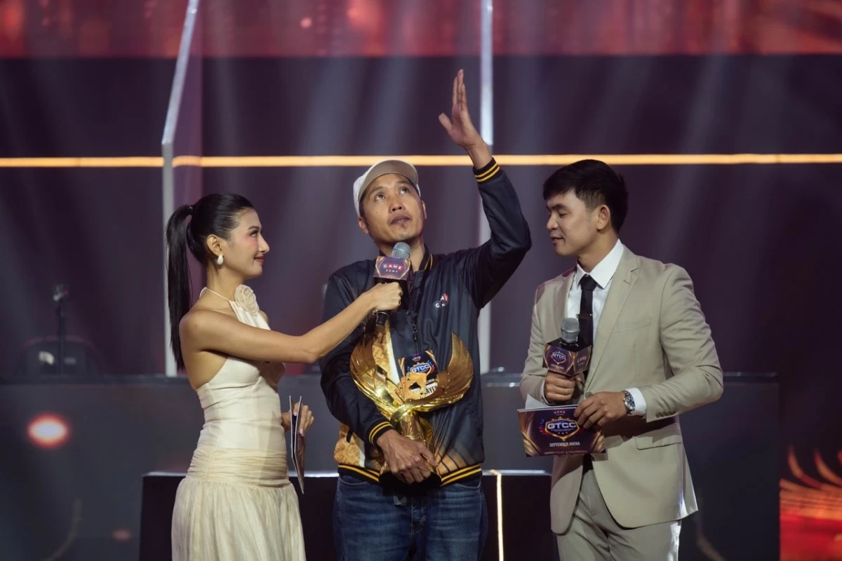 Jomar Sapo-an raises his hand up to the skies as he becomes the champion of the tournament

