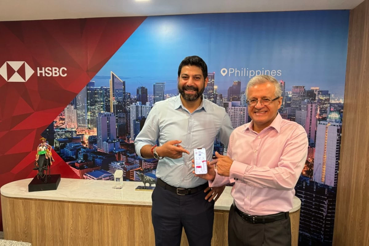 HSBC Philippines Head of International Wealth and Premier Banking Pramoth Rajendran and CEO Sandeep Uppal showcasing the bank's mobile app.