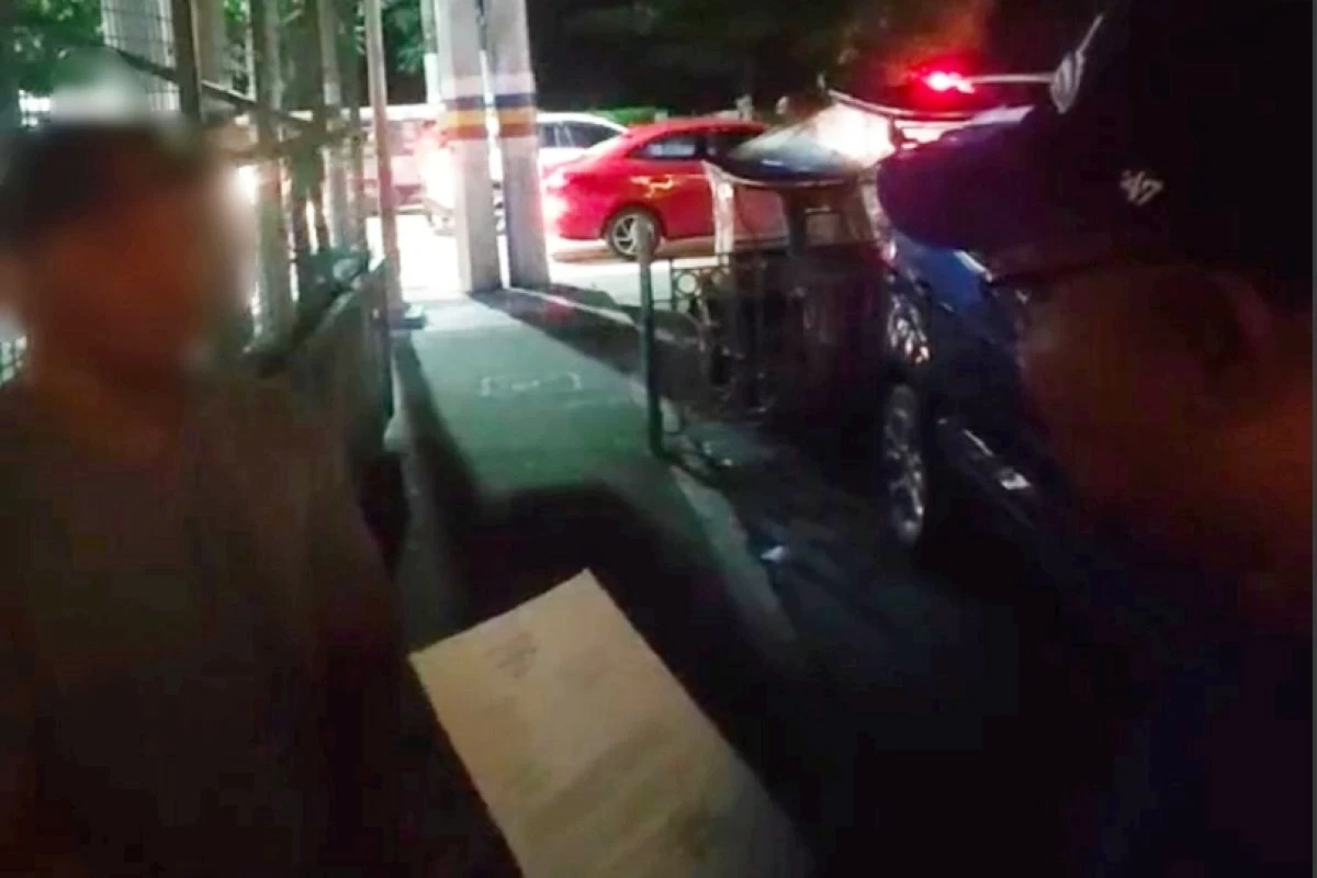 A police officer with the man (left) in Muntinlupa (Photo from Muntinlupa police / SPD)