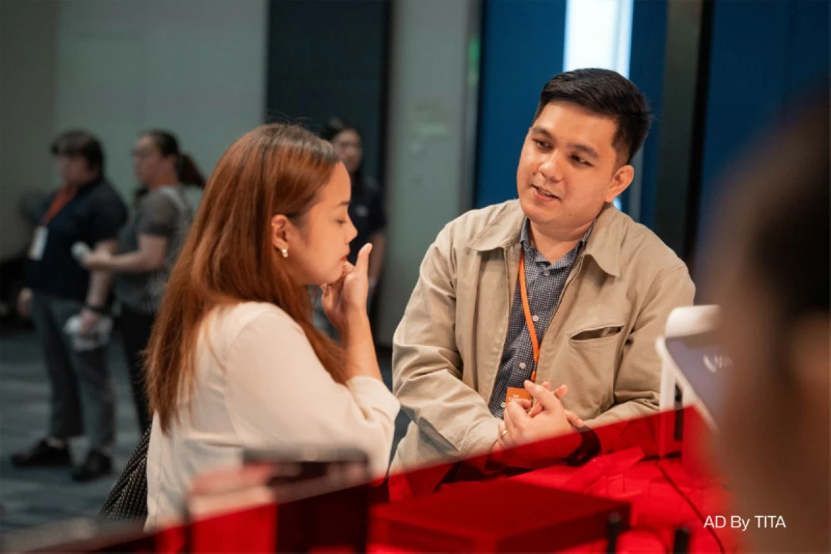 Joseph Aquino (right), sales manager at Zyxel Networks, showcases the brand’s AI-powered, cloud-based solutions designed to strengthen connectivity and safeguard digital spaces.
