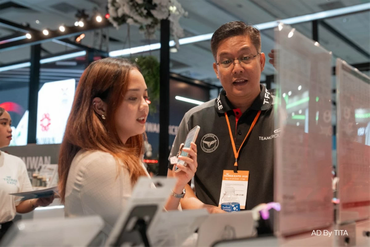 George Velasco (right), sales representative at Team Group Inc., highlights the Delta Eco DDR5, the industry’s first eco-friendly RAM made from recycled materials.