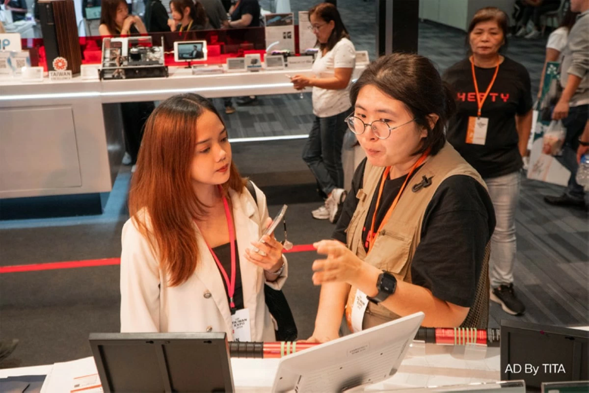 Charge Lu (right), sales manager of Hepty, demonstrates their Micro Jet Handheld Fire Extinguisher at Taiwan Expo 2025, highlighting its eco-friendly design and portability.