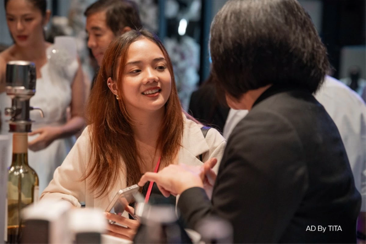 Jacqueline Hsiao (right), managing director at Vinxper Life, demonstrates the Vinxper Expert, a smart wine aerator that delivers the effect of 240 minutes of aeration in just two seconds.