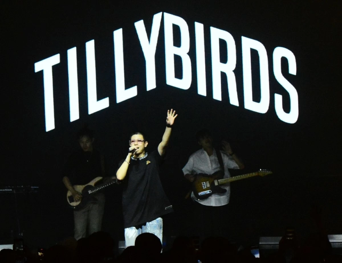 Tilly Birds performing in Manila in February 2024 