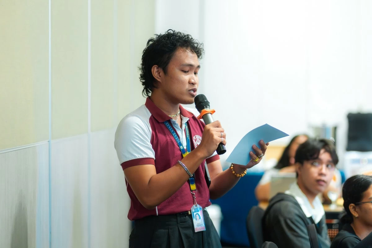 Participant reading his output at one of the sessions of Beyond the Plate