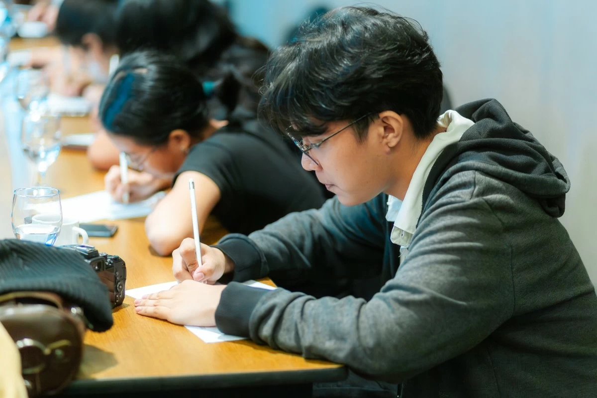 Participant working on his output for Prof. Hazel Villa's session