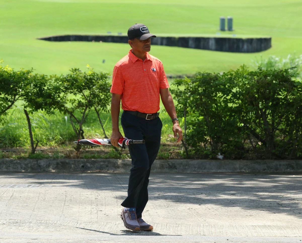 Golf legend Frankie Miñoza lends his expertise and encouragement to Team South during the ICTSI Elite Junior Finals, inspiring the next generation of champions.