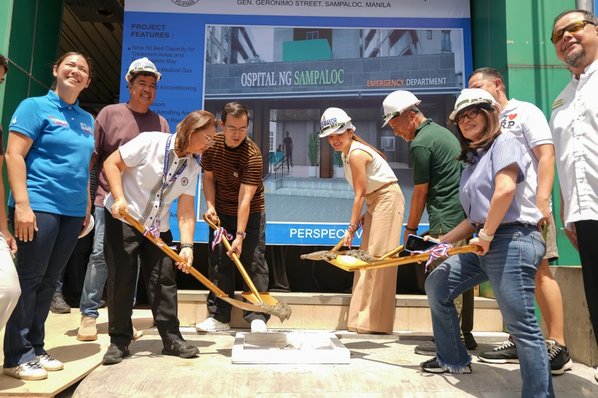 Health department officials with Mayor Isko Moreno present during the groundbreaking of Sampaloc hospital's full renovation (Photo courtesy of the Manila Public Information Office)