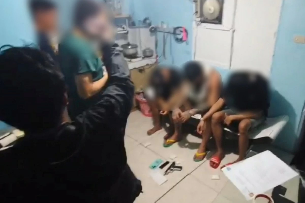 The police with the three suspects in Taguig (Photo from SPD) 