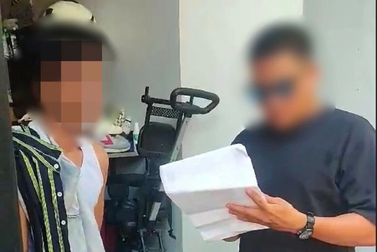 A police officer with the suspect (left) in Taguig (Photo from SPD) 