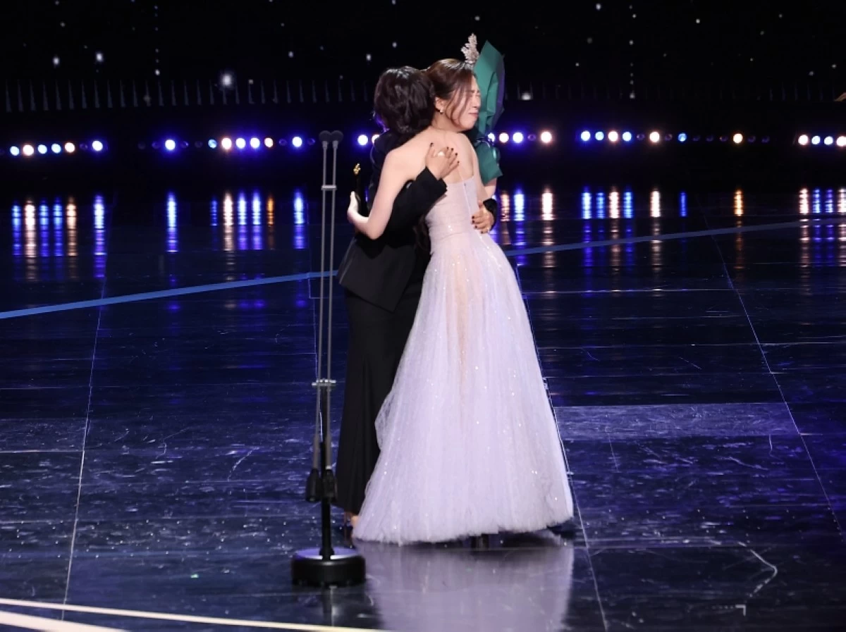 Korean actress Yeom Hye-ran (left) hugs IU (Photo: SDA) 