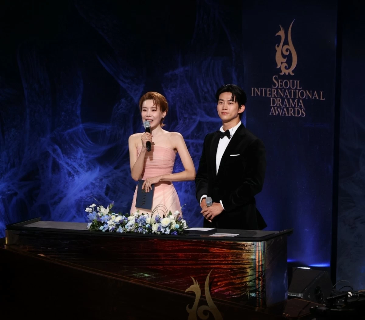 Emcees Jang Doyeon and Ok Taecyeon (Photo: SDA) 