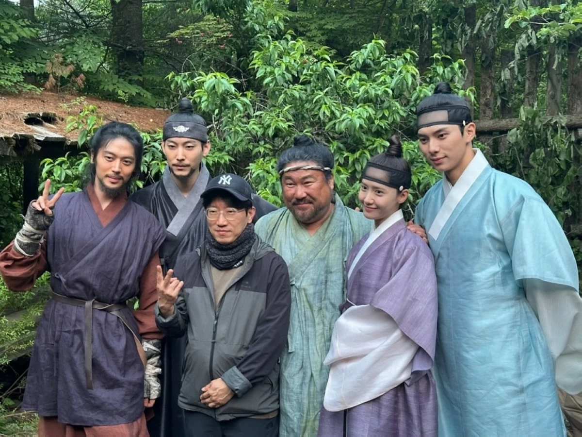 Korean actor Lee Joo-ahn (extreme left) with Yoona, Lee Chae-min, Park Young-Woon, Kim Kwang-Kyu, Ko Chang-Seok and the director of “Bon Appétit, Your Majesty