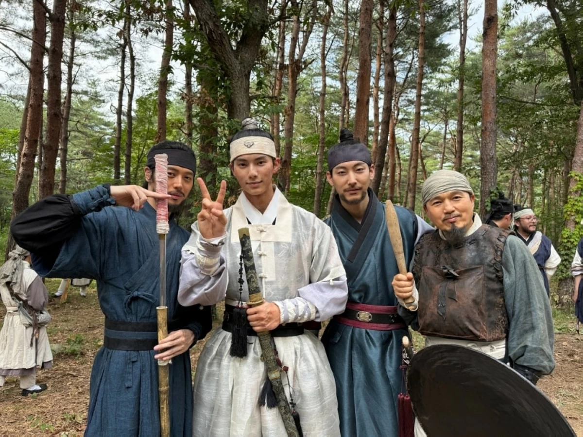 Korean actor Lee Joo-ahn (extreme left) with Lee Chae-min, Park Young-Woon and Kim Kwang-Kyu on the set of “Bon Appétit, Your Majesty