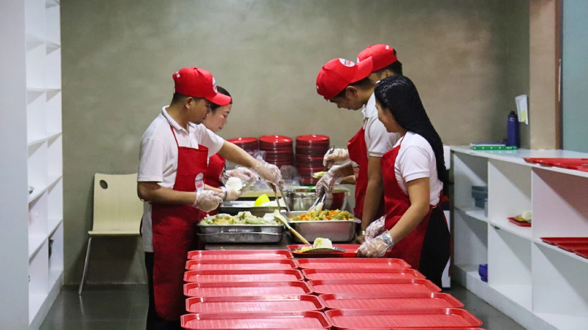 The Walang Gutom Kitchen team prepares meals for the second batch, just in time for lunch.