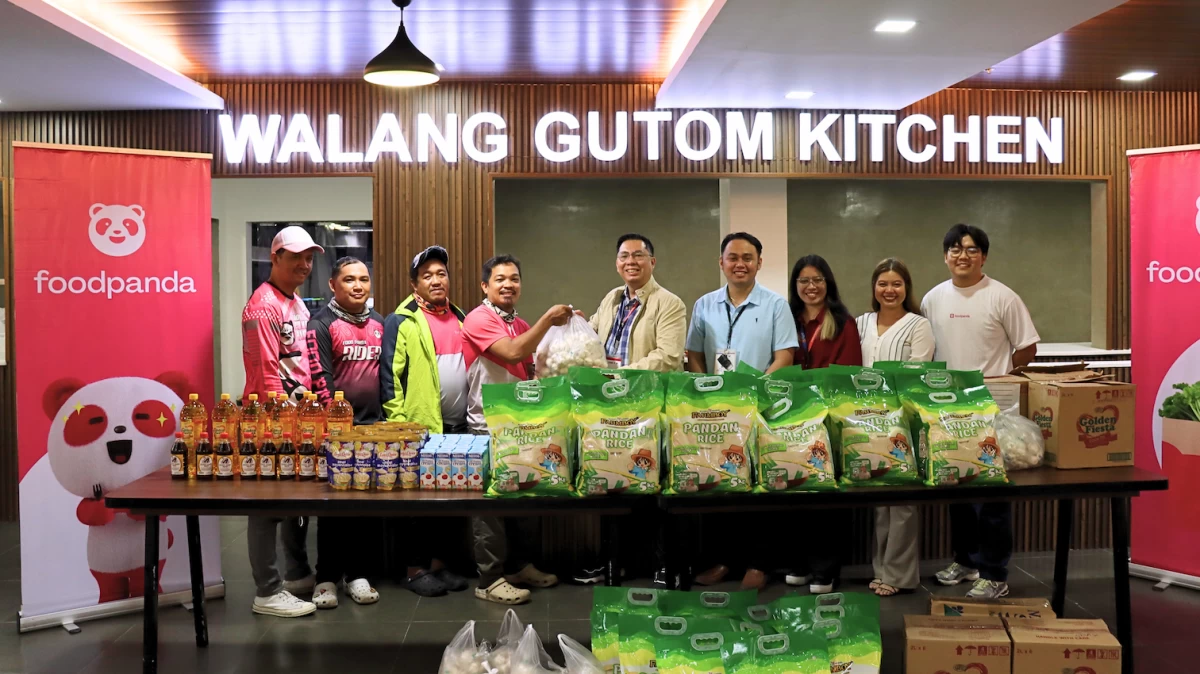 foodpanda riders and volunteers with DSWD officers Atty. John Dwight Cruz, Ramil Mapoy, and Nikka Mae Pablo