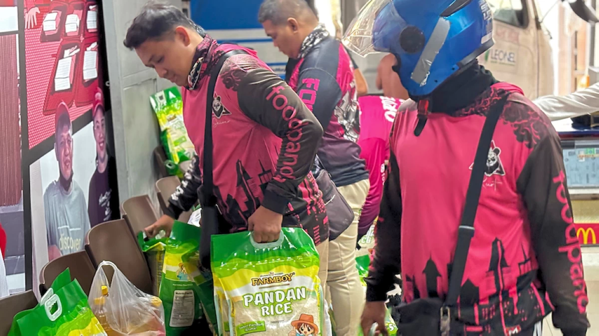 foodpanda riders delivering the grocery donations, helping bring grocery donations straight to the Walang Gutom Kitchen
