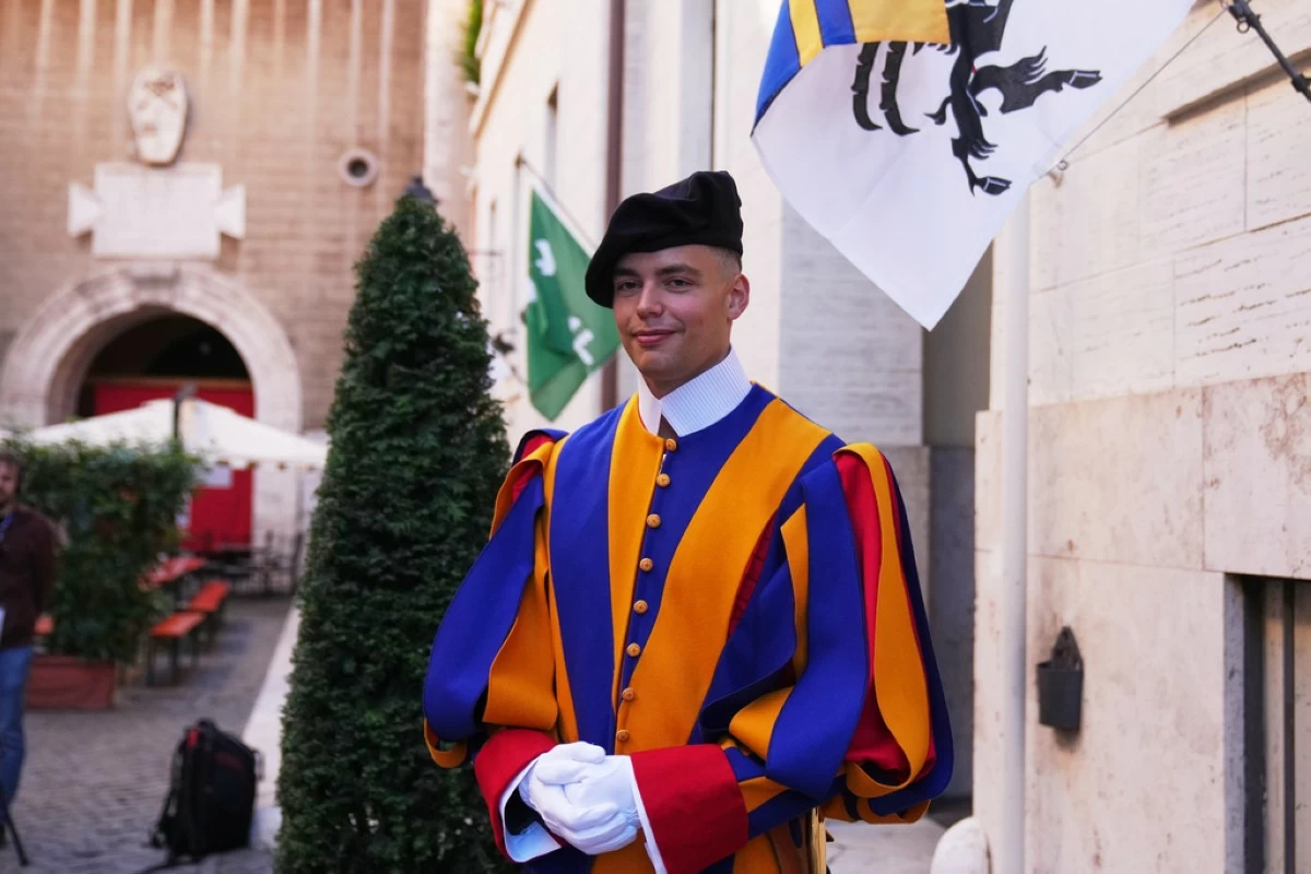 Dario, a new Swiss Guard poses for photos in the Swiss Guard Barracks at the Vatican, Thursday, Oct. 2, 2025. (AP Photo/Alessandra Tarantino)