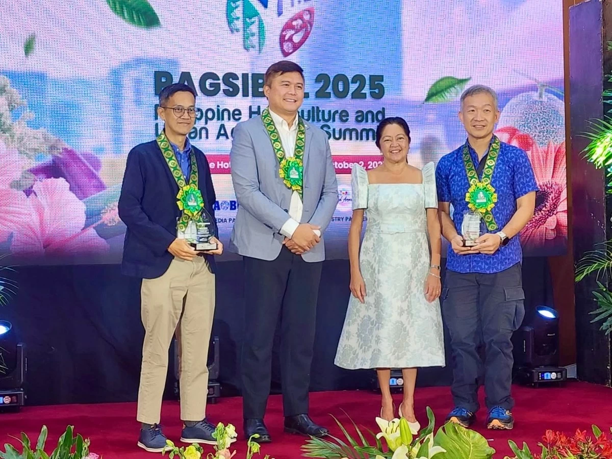 First Lady Liza Araneta-Marcos and Bureau of Plant Industry Director Gerald Glenn F. Panganiban, Ph.D., present awards to Bukid Amara’s Michael Caballes and Manila Bulletin President Emilio C. Yap III for their support of urban agriculture and horticulture during the third day of Pagsibol 2025: Horticulture and Urban Agriculture Summit at the Manila Prince Hotel on Thursday, October 2. (Manila Bulletin)