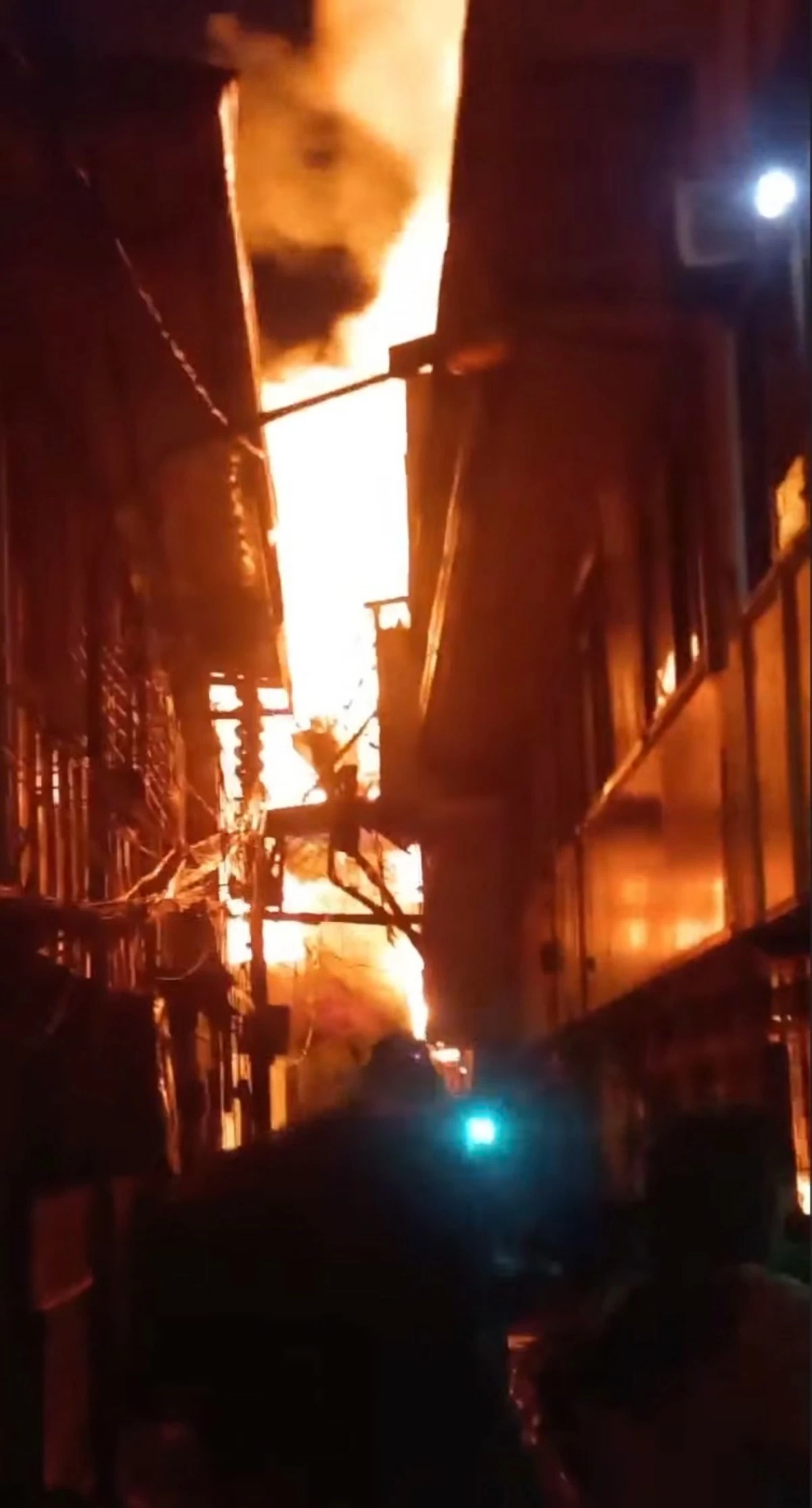 Fire razes houses in Manila