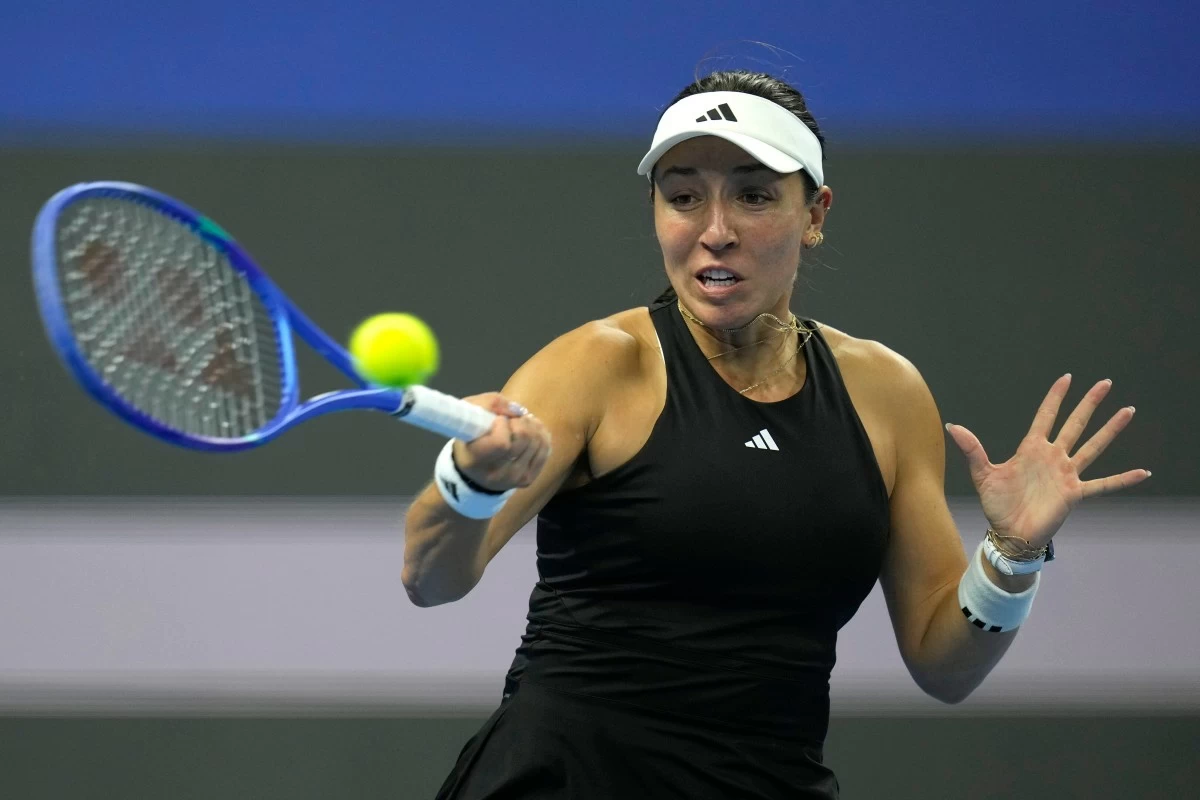 Jessica Pegula of the United States returns a shot from compatriot Emma Navarro in a women's singles quarterfinal match of the China Open tennis tournament in Beijing, China, Friday, Oct. 3, 2025. (AP Photo/Ng Han Guan)