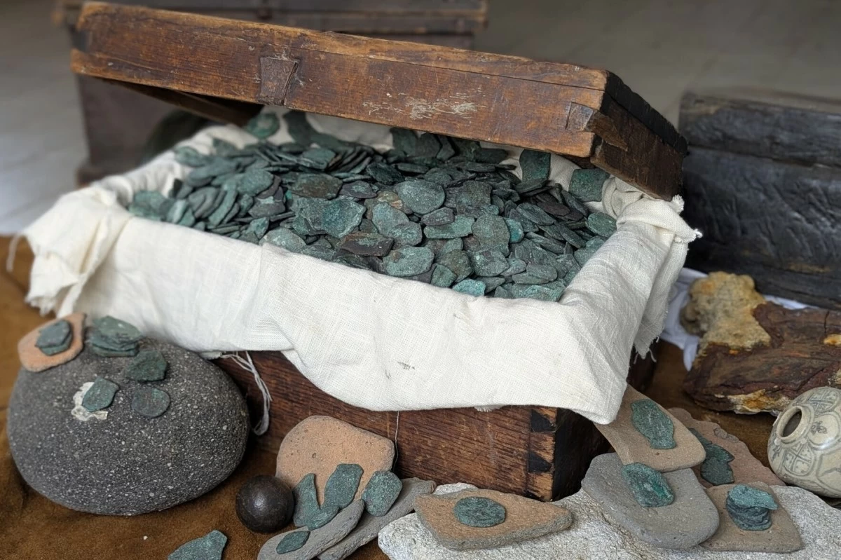 THIS photo provided by shipwreck salvage company 1715 Fleet-Queens Jewels, LLC shows Spanish coins the firm uncovered from a shipwreck off the Atlantic coast of Florida, 2025. (1715 Fleet - Queens Jewels, LLC via AP)