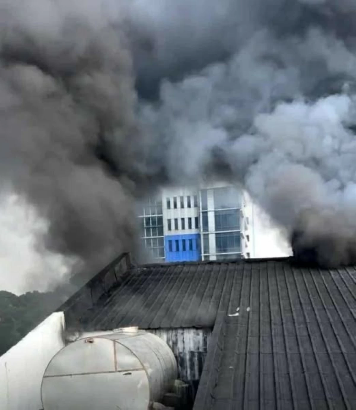 Fire hits warehouse in QC