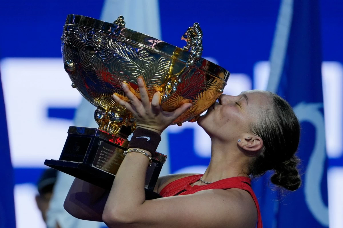 Amanda Anisimova of the United States kisses the trophy after defeating Linda Noskova of the Czech Republic in the women's singles final match of the China Open tennis tournament in Beijing, China, Sunday, Oct. 5, 2025.(AP Photo/Ng Han Guan)