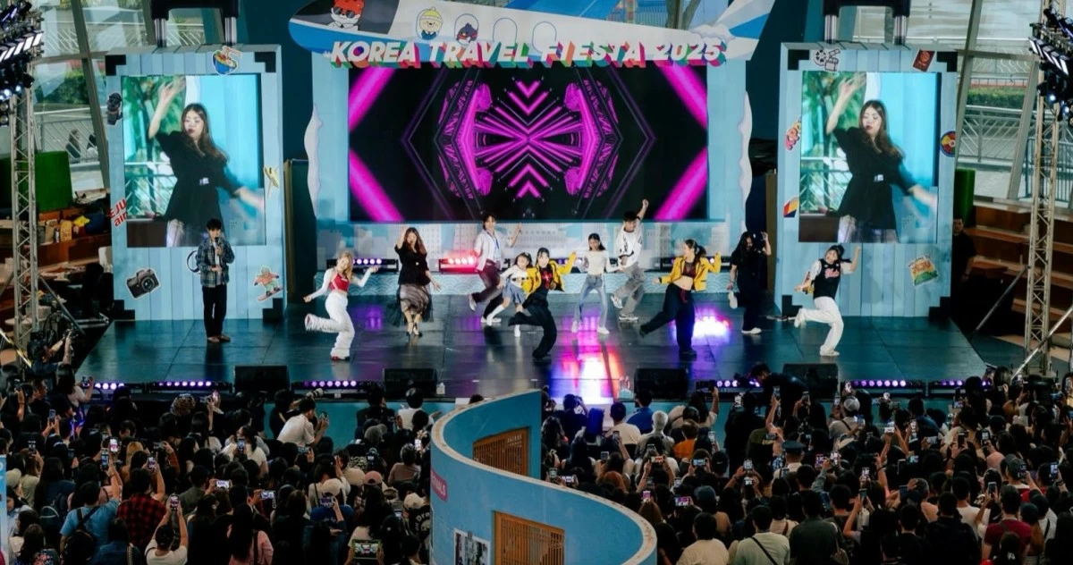 K-dance performance by Artix