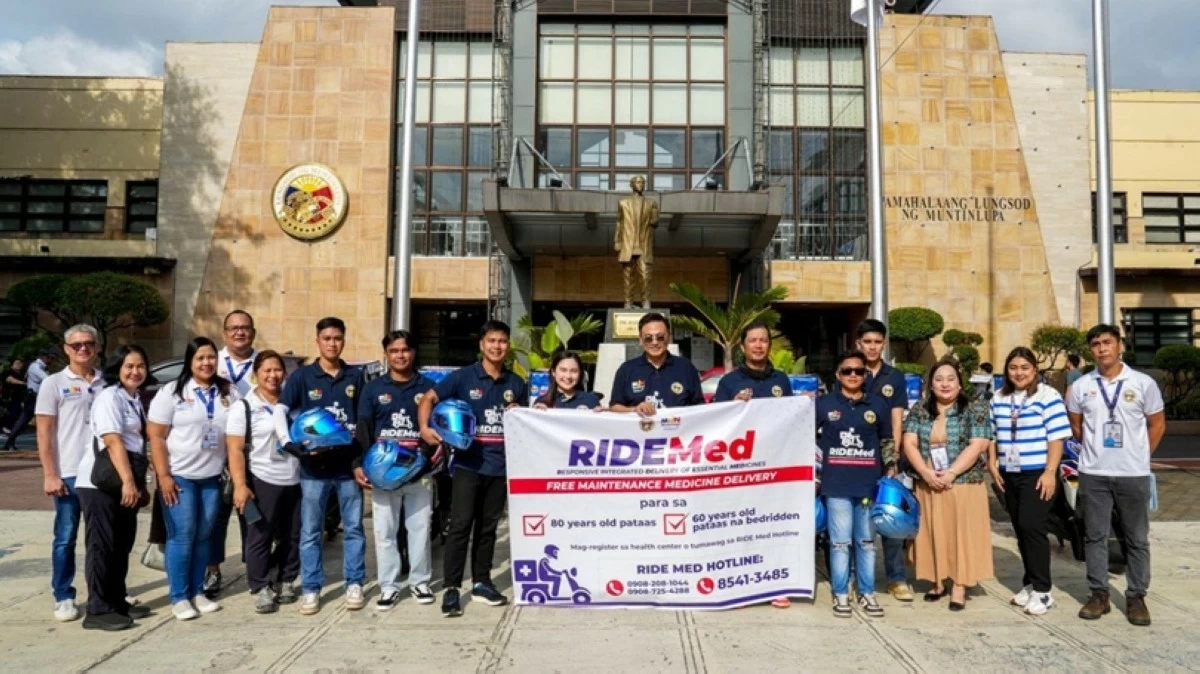 Muntinlupa Mayor Ruffy Biazon with RideMed personnel on Oct. 6 (Photo from Muntinlupa PIO)