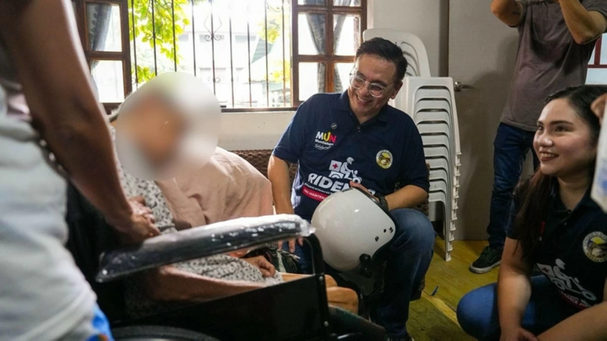 Muntinlupa Mayor Ruffy Biazon delivers the first batch of medicine to RideMed beneficiaries on Oct. 6 (Photo from Muntinlupa PIO)