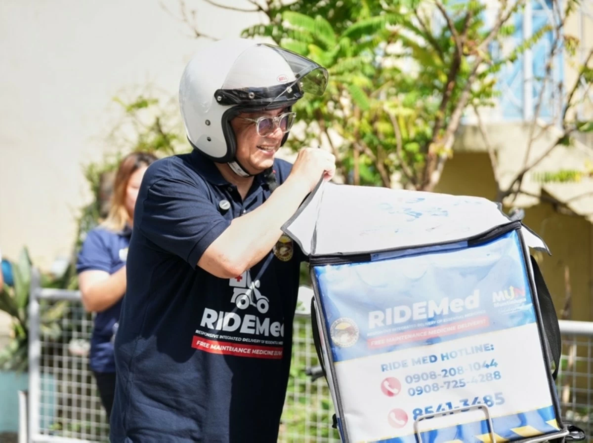 Muntinlupa Mayor Ruffy Biazon delivers the first batch of medicine to RideMed beneficiaries on Oct. 6 (Photo from Muntinlupa PIO)