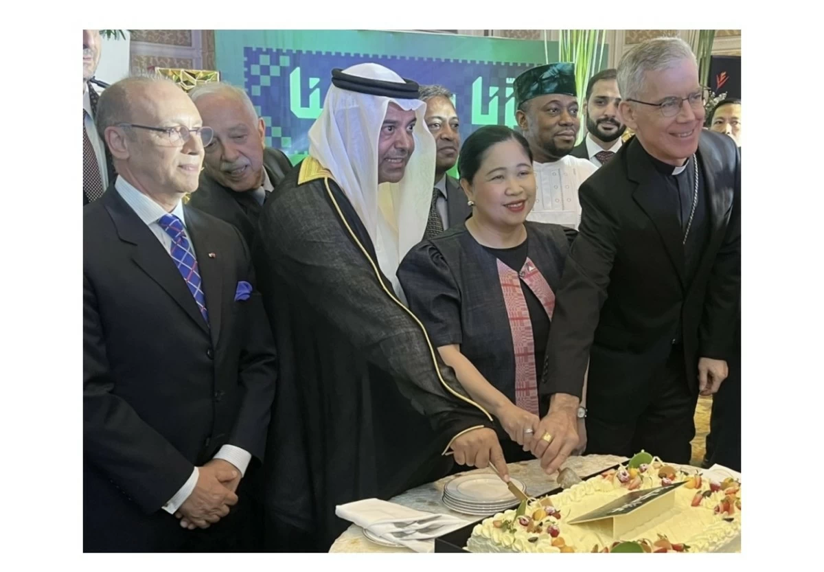 Ambassador Faisal Ebraheem Alghamdi leads the ceremonial cutting of the cake, joined by Ambassador Mohammed Rida El Fassi of Morocco, Department of Foreign Affairs (DFA) Undersecretary Maria Theresa B. Dizon-De Vega, Archbishop Charles John Brown, Papal Nuncio to the Philippines and guests.