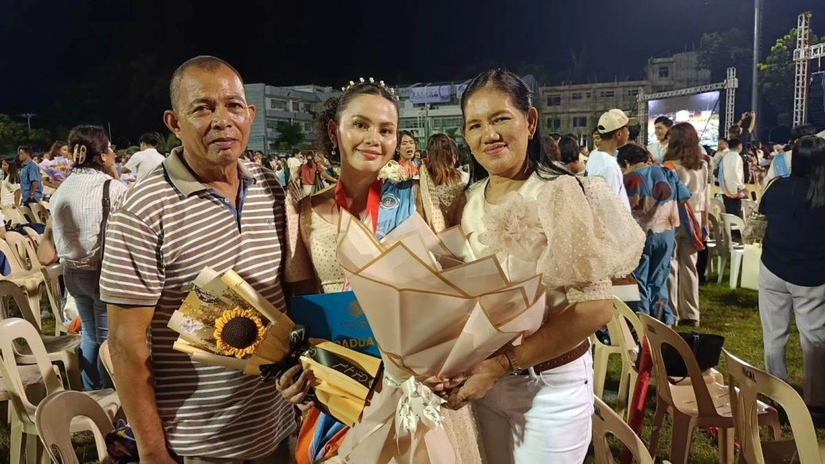 Melody de Vera Cerio, a Magna Cum Laude graduate of BA in English Language from Bicol University, with her proud parents, Edgar and Rosella.