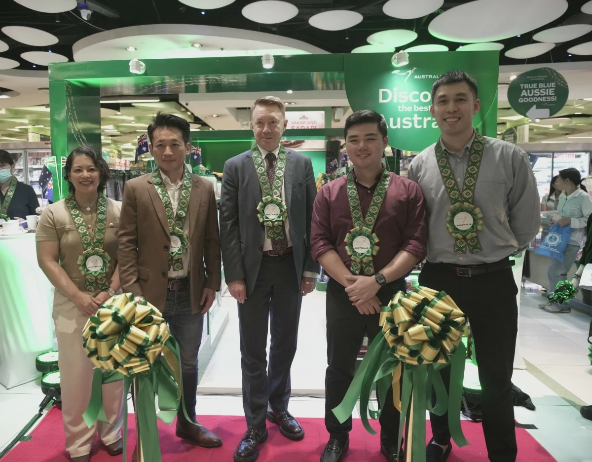 Michelle Keng, SVP for Merchandising, The Landmark Corporation; Rey Co, managing director, High Tower Aussie Lamb; Australian Ambassador Marc Innes-Brown; Hans Lim, SVP and general manager, Nextrade Philippines Inc.; and Warren Chua, VP, Nature’s Harvest Corporation, mark the opening of A Taste of Australia at Landmark Supermarket Makati, showcasing premium Australian brands including Pure Harvest, MasterFoods, Earth Choice, and Yarra Valley Hilltop.