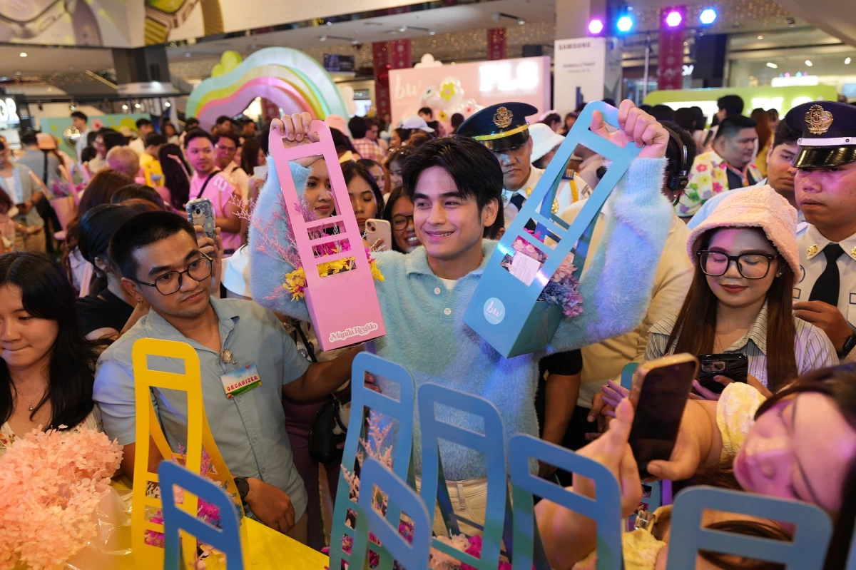 Will Ashley patiently visits all of the BW Women's interactive booths, including the Flower Bar by Manila Regalo 
