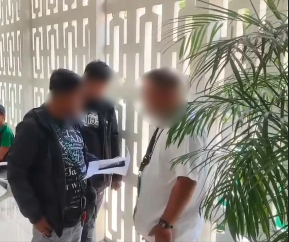 The arrested suspect being questioned by the police. (Photo from Parañaque City Police)