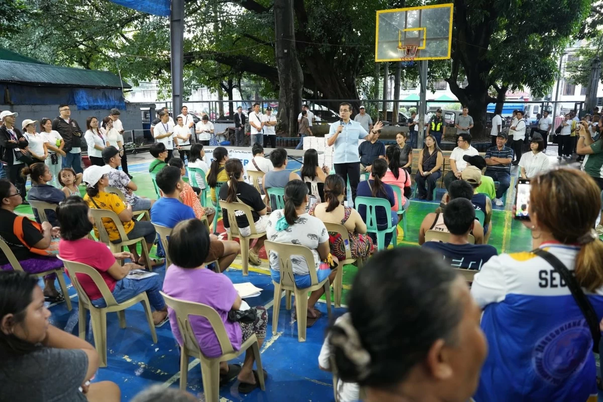 Manila gov't distributes aid to fire-hit families in Leveriza