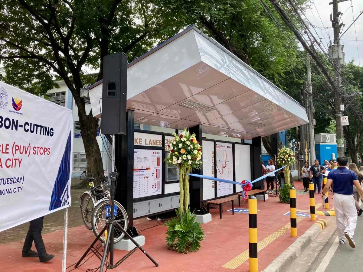 Marikina City Mayor Maan Teodoro (center), Department of Transportation (DOTr) Secretary Giovanni Lopez (left of mayor), and Land Transportation Franchising and Regulatory Board (LTFRB) Chairperson Atty. Teofilo E. Guadiz III (fourth from mayor’s right) led the opening of two modernized public utility vehicle (PUV) stops in the city. (Photo from Marikina LGU)