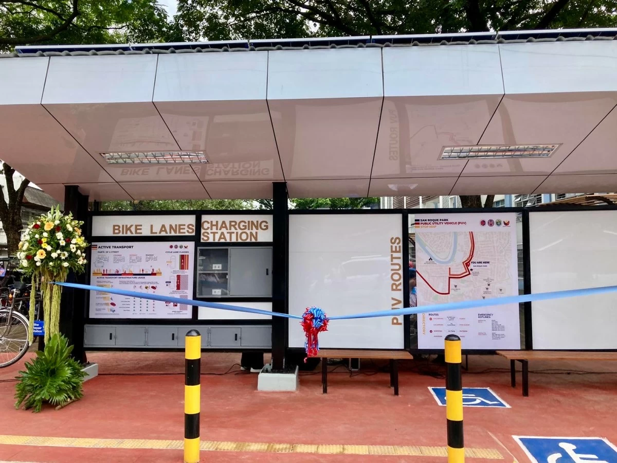 Marikina City Mayor Maan Teodoro (center), Department of Transportation (DOTr) Secretary Giovanni Lopez (left of mayor), and Land Transportation Franchising and Regulatory Board (LTFRB) Chairperson Atty. Teofilo E. Guadiz III (fourth from mayor’s right) led the opening of two modernized public utility vehicle (PUV) stops in the city. (Photo from Marikina LGU)