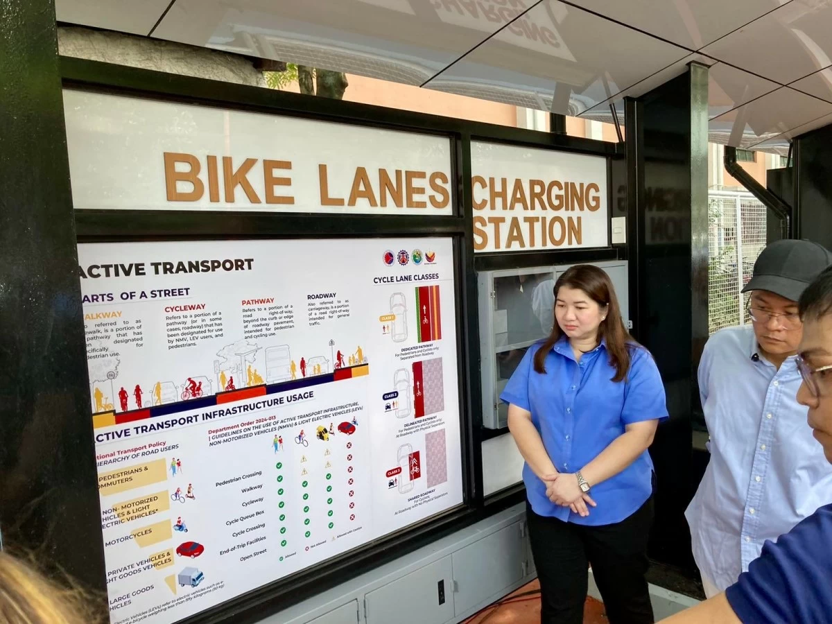 Marikina City Mayor Maan Teodoro (center), Department of Transportation (DOTr) Secretary Giovanni Lopez (left of mayor), and Land Transportation Franchising and Regulatory Board (LTFRB) Chairperson Atty. Teofilo E. Guadiz III (fourth from mayor’s right) led the opening of two modernized public utility vehicle (PUV) stops in the city. (Photo from Marikina LGU)