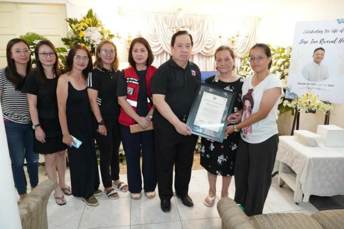 Philippine Red Cross leaders Richard Gordon and Gwen Pang pay tribute to volunteer Jose Ian Ho, whose life of service and ultimate sacrifice embody the Red Cross spirit of humanity and heroism. (Photo from PRC)