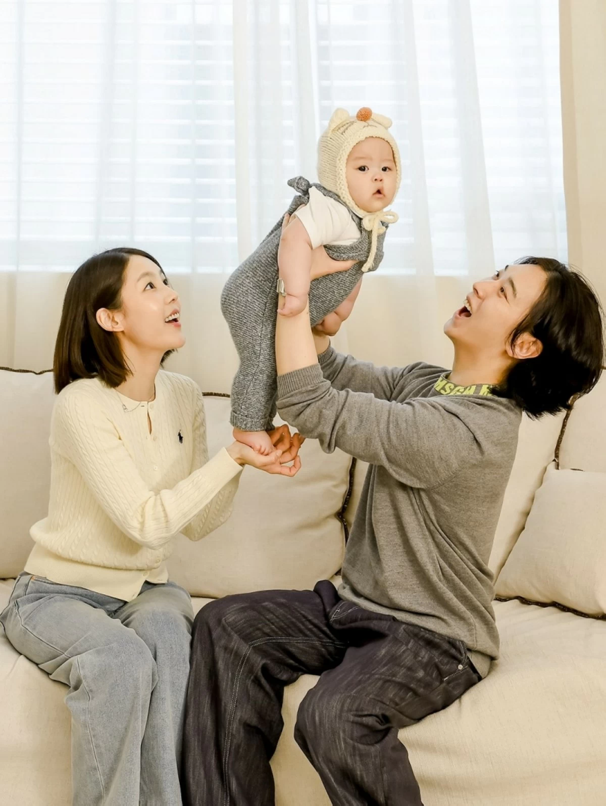Super Junior member Sungmin (right) with wife Kim Sa-eun and son Do-yoon (X)