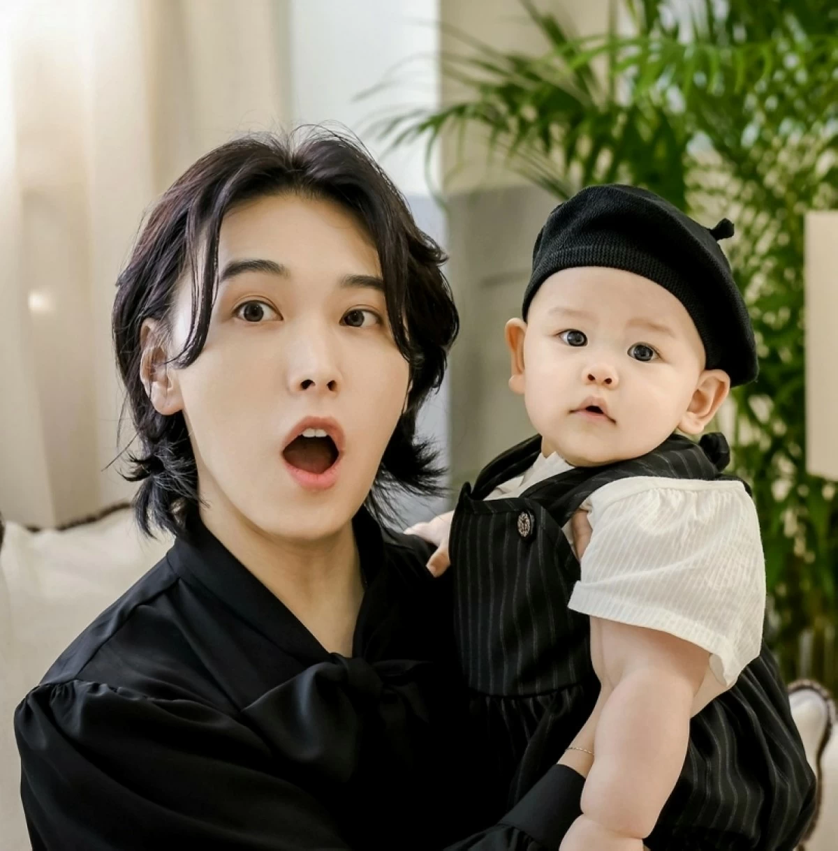 Super Junior member Sungmin with son Do-yoon (X)