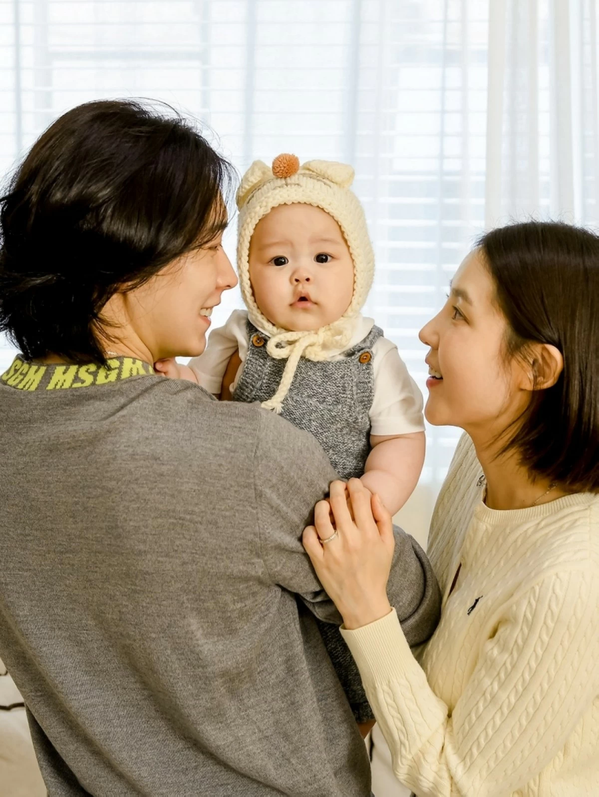 Super Junior member Sungmin with wife Kim Sa-eun and son Do-yoon (X)