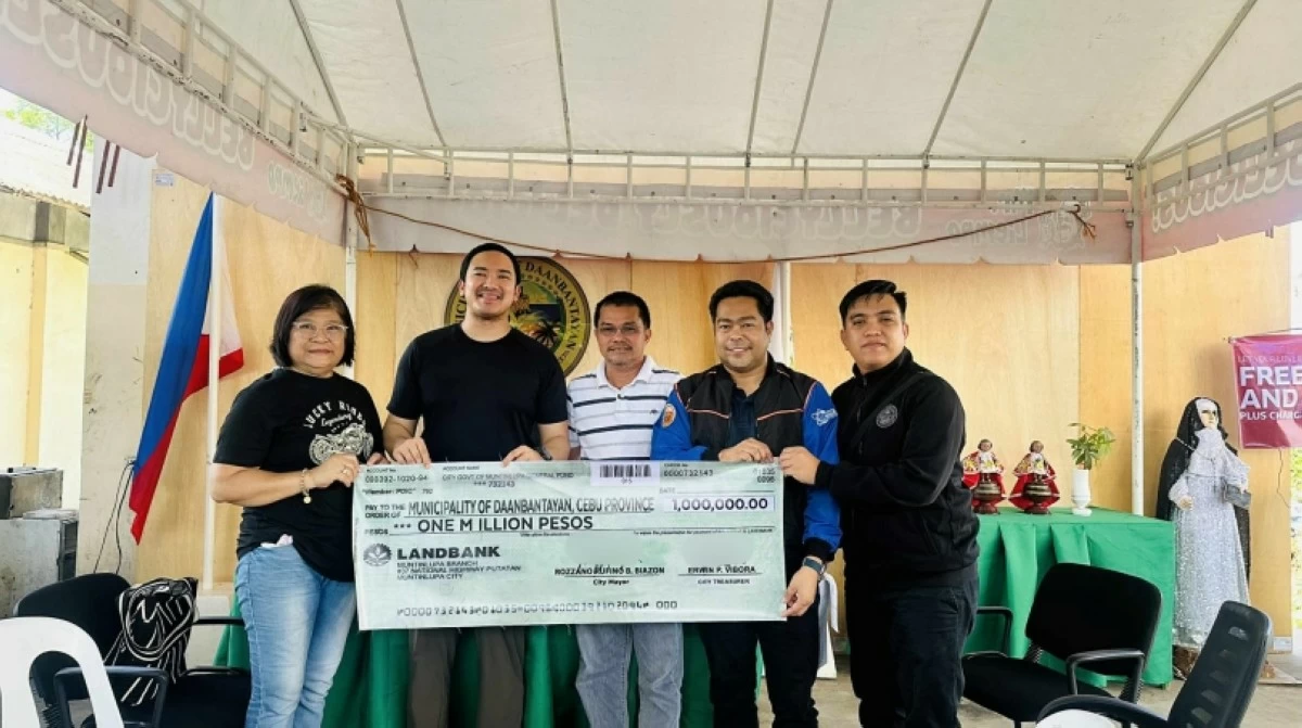 Muntinlupa officials turn over the P1 million financial assistance check to the Daanbantayan municipal government in Cebu (Photo from the Muntinlupa City government)  