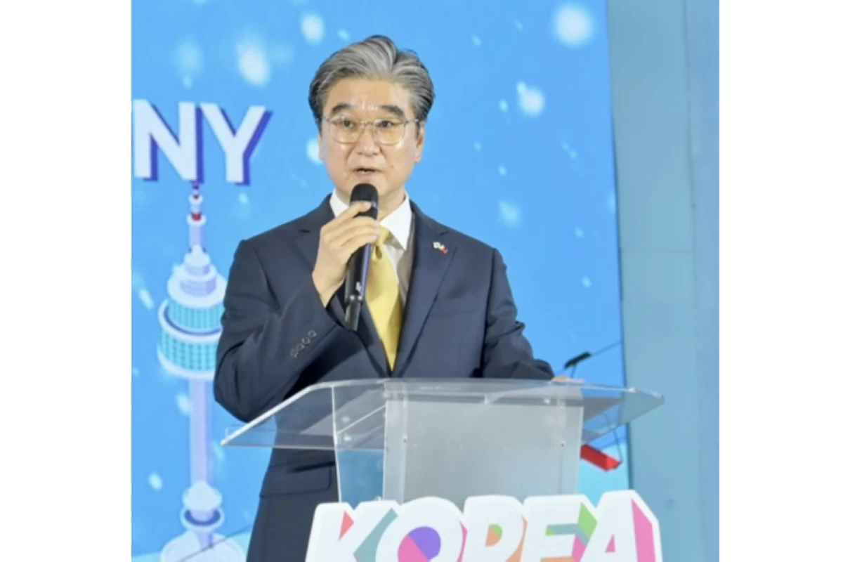 Consul General Sang Seung Man of the Embassy of the Republic of Korea delivers his congratulatory message.