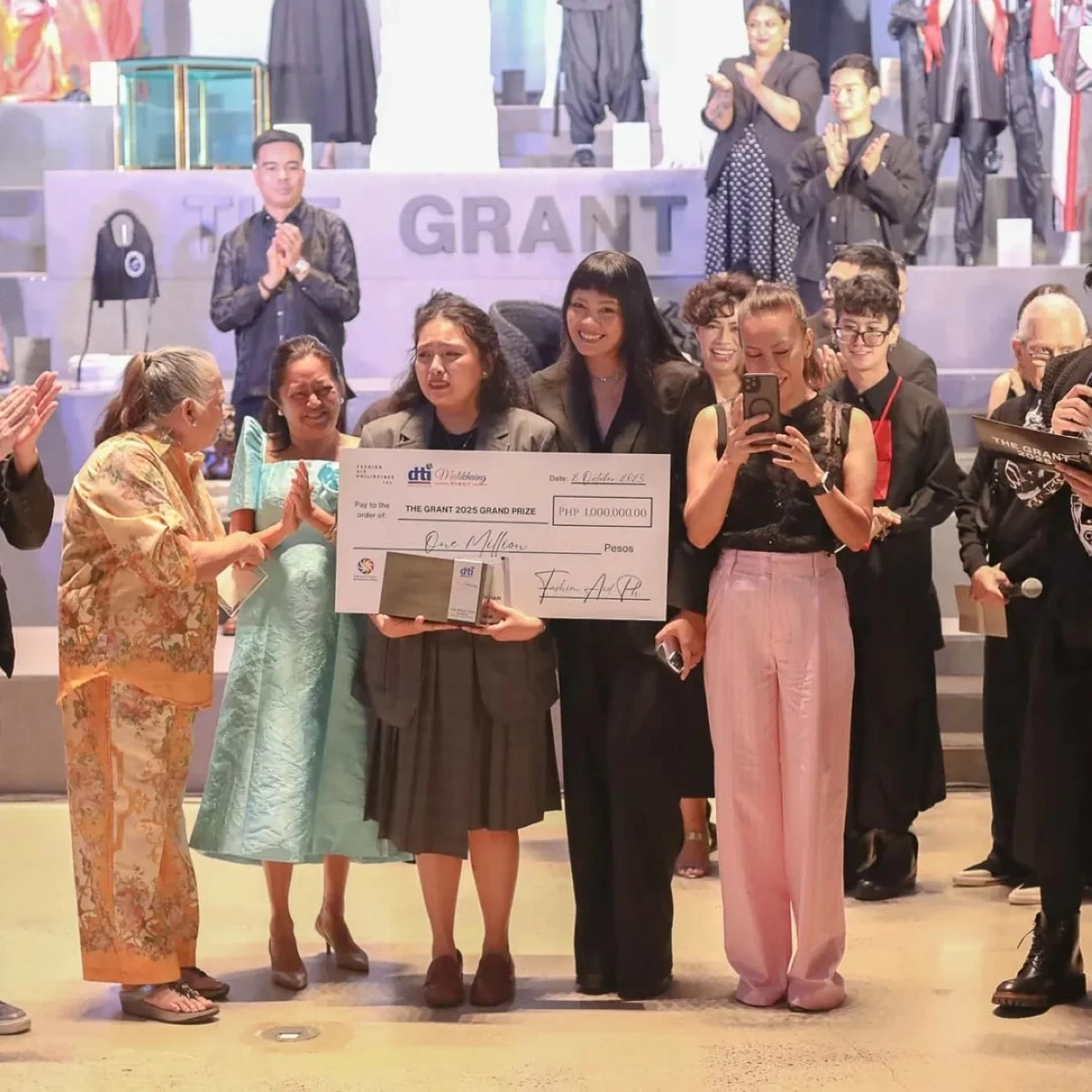 Deya Tsyna accepting her win from First Lady Louise Araneta Marcos (dressed in blue)