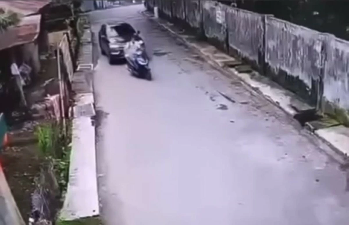 Footage from CCTV shows a car driver chasing and ramming a student’s motorcycle in Teresa, Rizal. (Screengrab from Visor/DOTr)