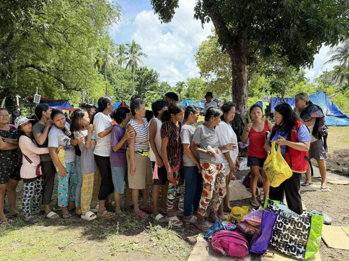 Pasig City officials and personnel during the turnover of P1 million in financial assistance to Bogo City, received by Mayor Maria Cielo Martinez. (Photos from Pasig PIO)